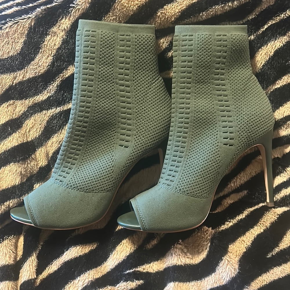 Hunter Green Steve Madden Shoes never worn